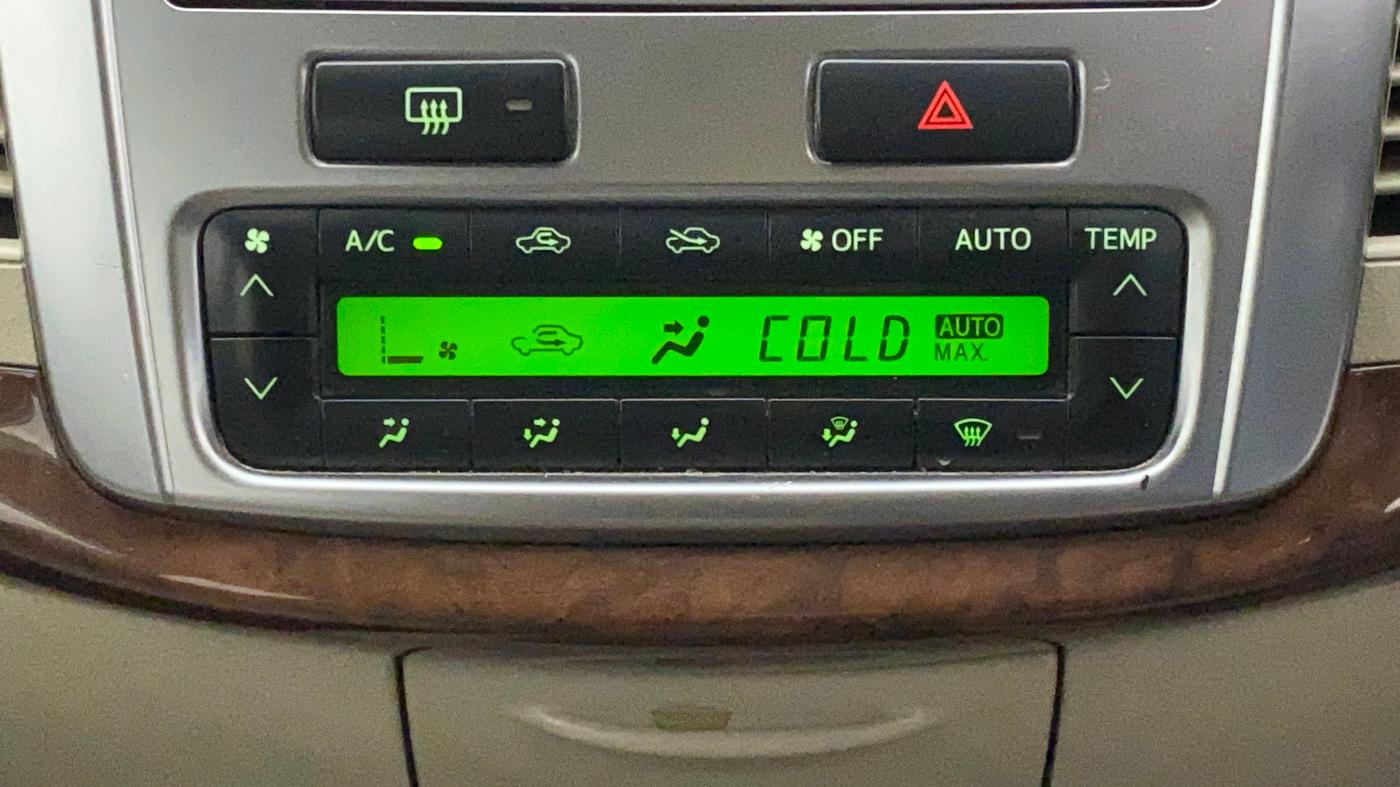 2014 Toyota Innova 2.5 VX 8 STR, Diesel, Manual, 82,235 km, Automatic Climate Control