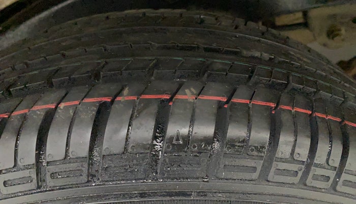 2014 Toyota Innova 2.5 VX 8 STR, Diesel, Manual, 82,235 km, Left Front Tyre Tread