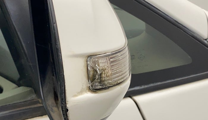 2014 Toyota Innova 2.5 VX 8 STR, Diesel, Manual, 82,235 km, Right rear-view mirror - Indicator light has minor damage
