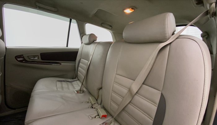 2014 Toyota Innova 2.5 VX 8 STR, Diesel, Manual, 82,235 km, Right Side Rear Door Cabin