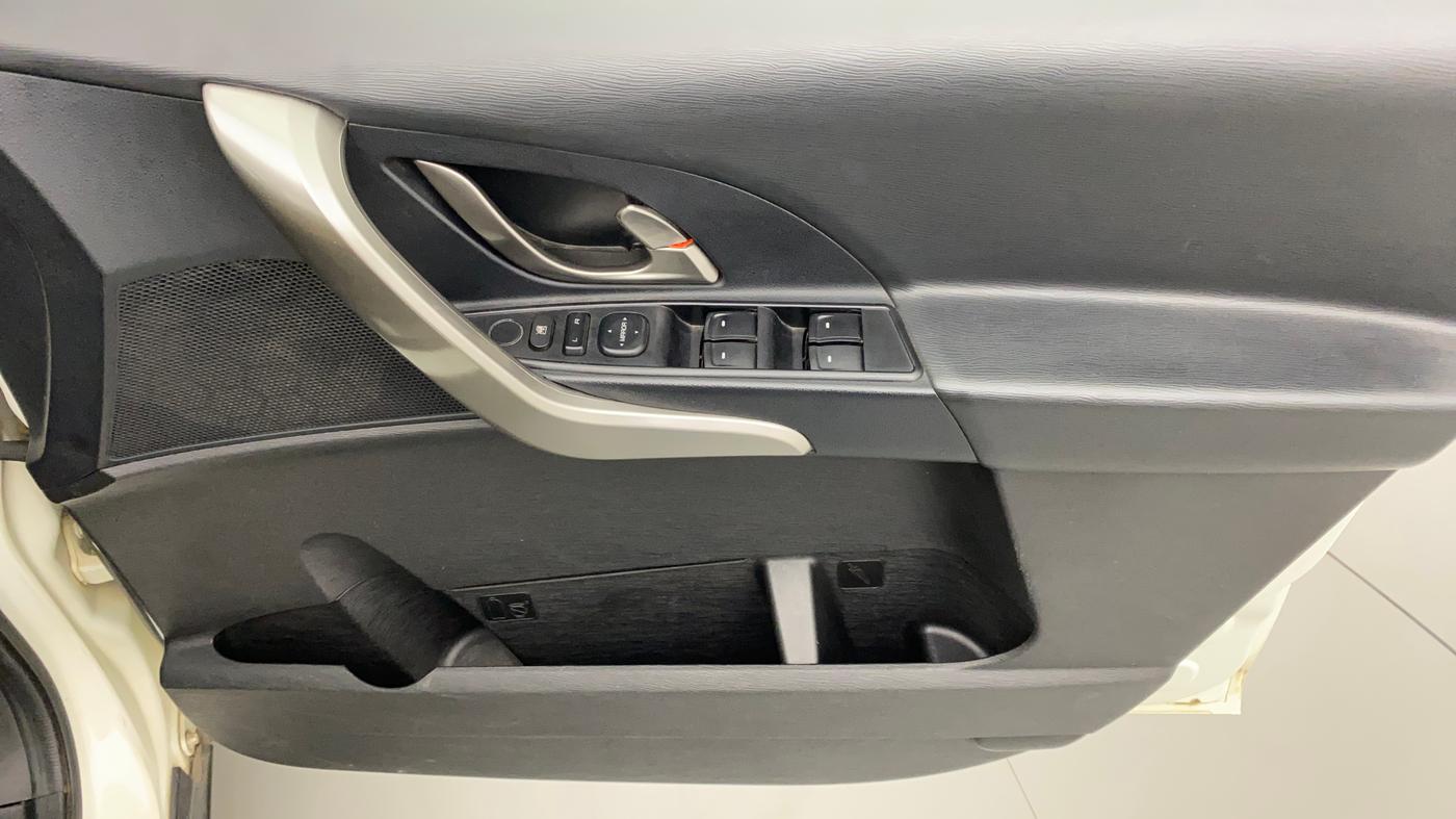 2018 Mahindra XUV500 W7, Diesel, Manual, 85,786 km, Driver Side Door Panels Control