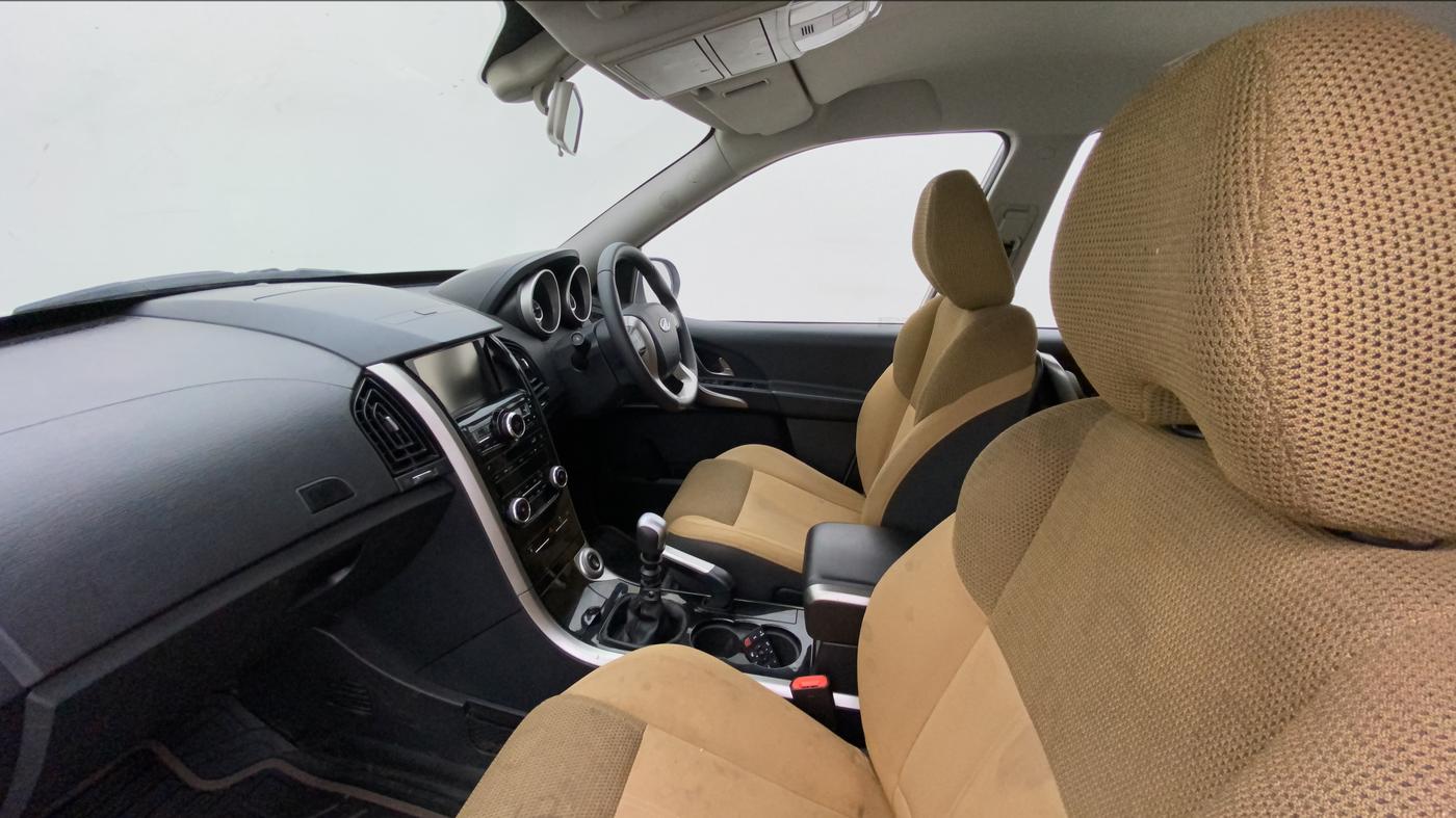 2018 Mahindra XUV500 W7, Diesel, Manual, 85,786 km, Right Side Front Door Cabin