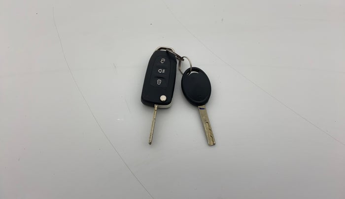 2021 Tata Tiago XT LIMITED EDITION PETROL, CNG, Manual, 1,04,937 km, Key Close Up