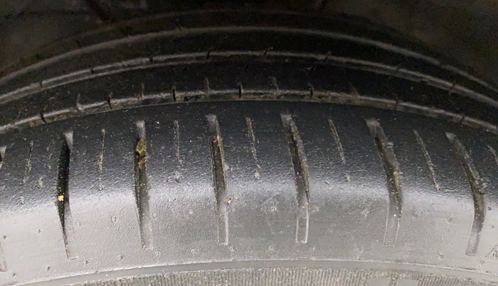 2020 Toyota Glanza V MT PETROL, Petrol, Manual, 24,252 km, Left Front Tyre Tread