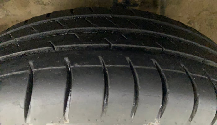 2015 Maruti Alto K10 VXI AMT, CNG, Automatic, 36,019 km, Left Front Tyre Tread
