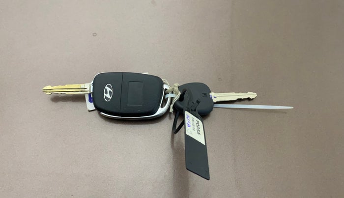 2022 Hyundai AURA S 1.2 CNG, CNG, Manual, 77,888 km, Key Close Up