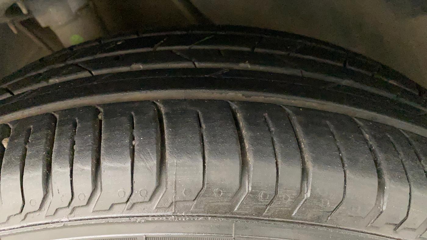2022 Hyundai NEW I20 ASTA (O) 1.2 AT, Petrol, Automatic, 13,604 km, Right Front Tyre Tread