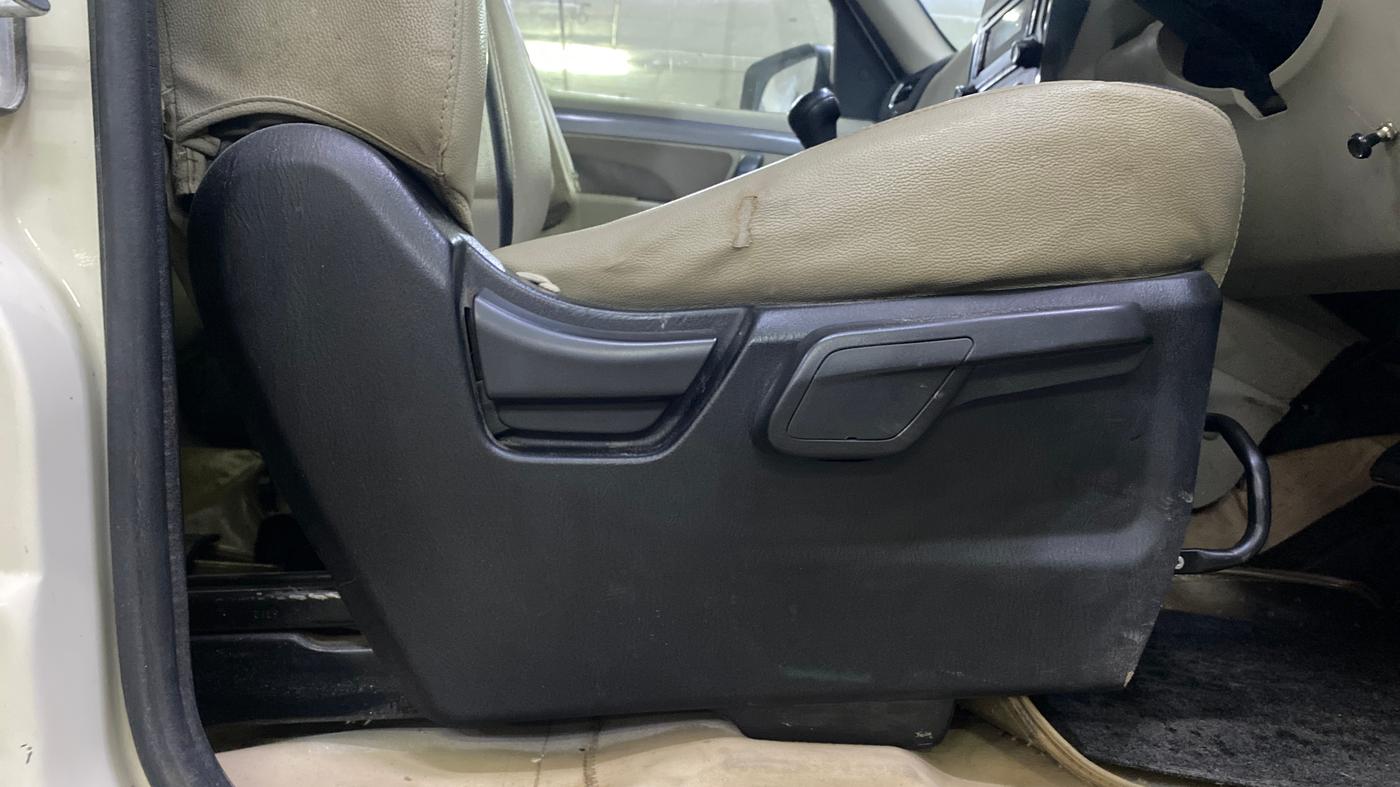 2018 Mahindra Scorpio S7, Diesel, Manual, 30,082 km, Driver Side Adjustment Panel