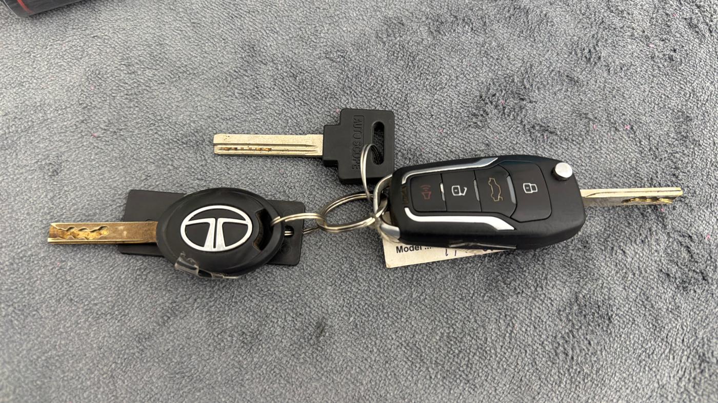 2022 Tata TIGOR XMA PETROL, CNG, Automatic, 67,840 km, Key Close Up