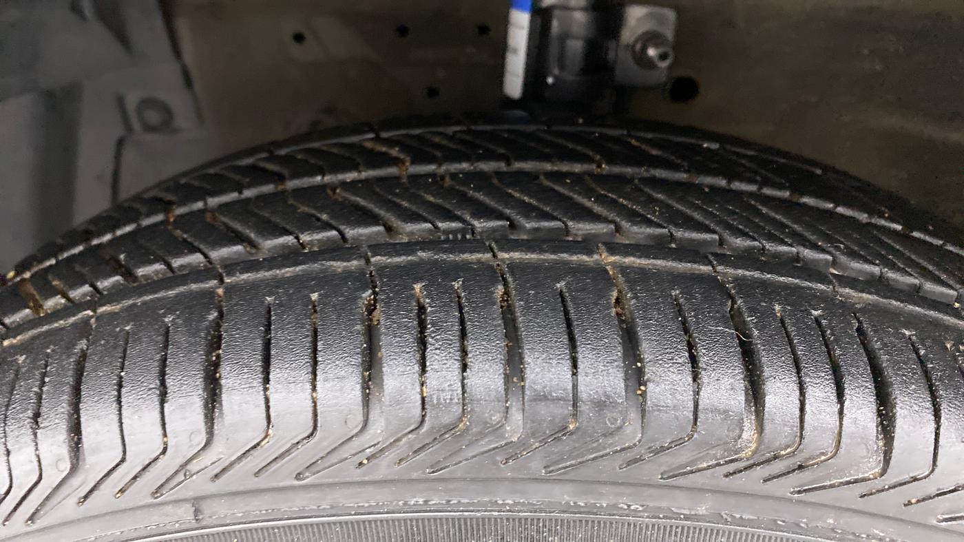 2017 Maruti Swift VXI, Petrol, Manual, 73,914 km, Left Front Tyre Tread
