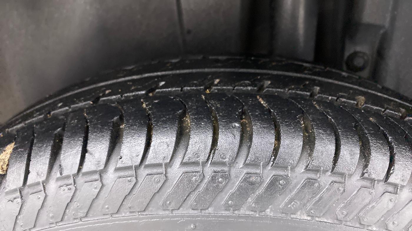 2017 Maruti Swift VXI, Petrol, Manual, 73,914 km, Left Rear Tyre Tread