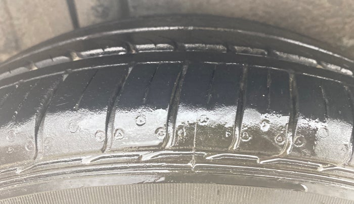 2018 Maruti Ertiga ZXI, CNG, Manual, 61,743 km, Right Rear Tyre Tread