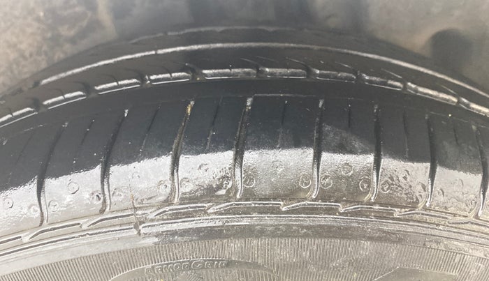 2018 Maruti Ertiga ZXI, CNG, Manual, 61,743 km, Left Rear Tyre Tread