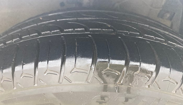 2018 Maruti Ertiga ZXI, CNG, Manual, 61,743 km, Right Front Tyre Tread