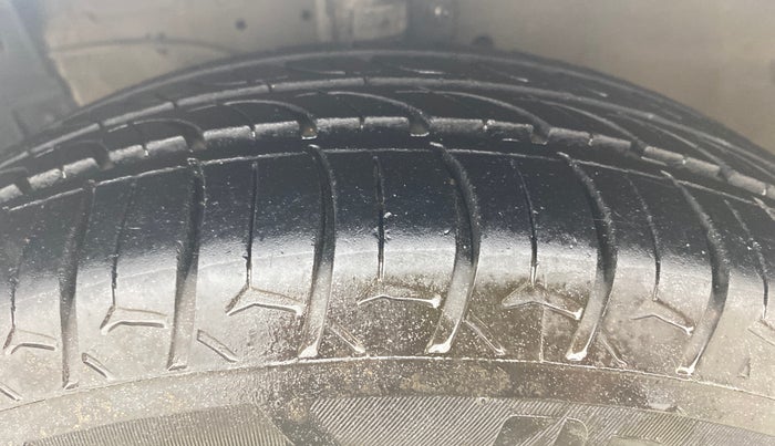 2018 Maruti Ertiga ZXI, CNG, Manual, 61,743 km, Left Front Tyre Tread