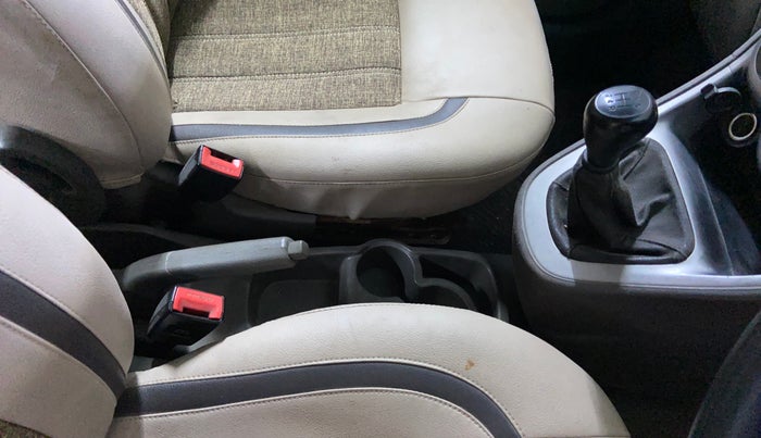2014 Hyundai i10 MAGNA 1.1, CNG, Manual, 1,05,896 km, Gear Lever