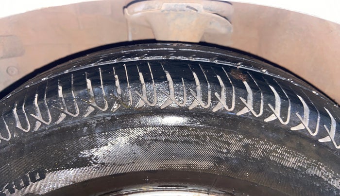 2014 Hyundai i10 MAGNA 1.1, CNG, Manual, 1,05,896 km, Left Front Tyre Tread