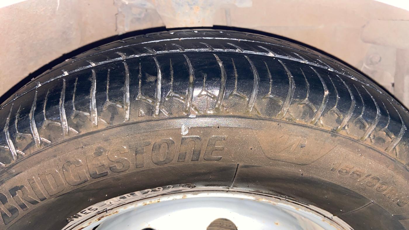 2014 Hyundai i10 MAGNA 1.1, CNG, Manual, 1,05,907 km, Right Front Tyre Tread