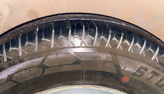 2014 Hyundai i10 MAGNA 1.1, CNG, Manual, 1,05,896 km, Right Rear Tyre Tread