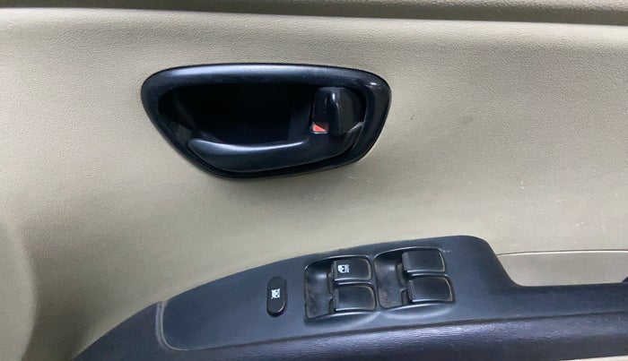 2014 Hyundai i10 MAGNA 1.1, CNG, Manual, 1,05,896 km, Driver Side Door Panels Control