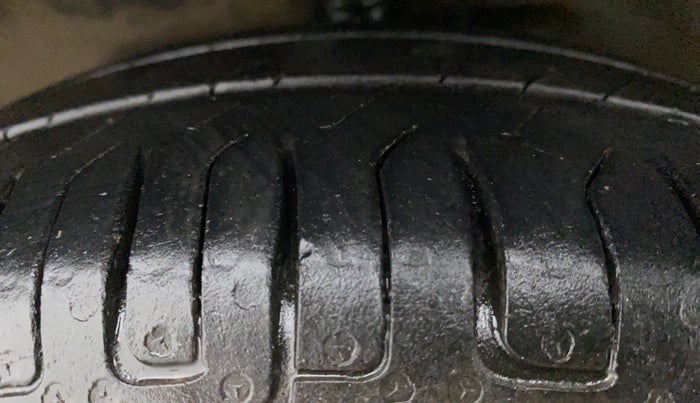 2016 Maruti Wagon R 1.0 VXI AMT, CNG, Automatic, 52,476 km, Left Front Tyre Tread