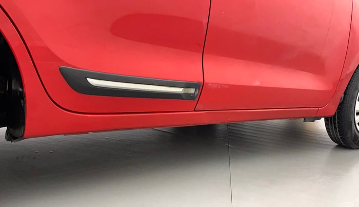 2018 Maruti Swift VXI, CNG, Manual, 91,586 km, Right running board - Slightly dented