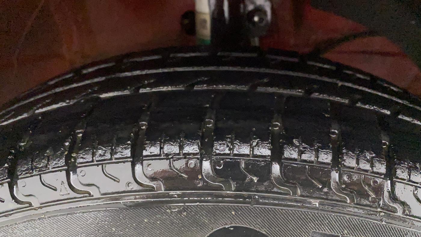 2018 Maruti Swift VXI, CNG, Manual, 91,586 km, Right Front Tyre Tread