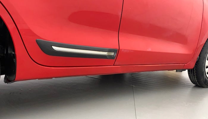2018 Maruti Swift VXI, CNG, Manual, 91,586 km, Right running board - Minor scratches