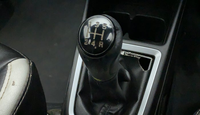 2018 Maruti Swift VXI, CNG, Manual, 91,586 km, Gear lever - Knob has minor damage