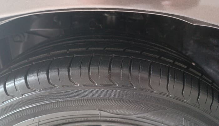 2014 Honda Brio VX AT, Petrol, Automatic, 75,518 km, Left Front Tyre Tread
