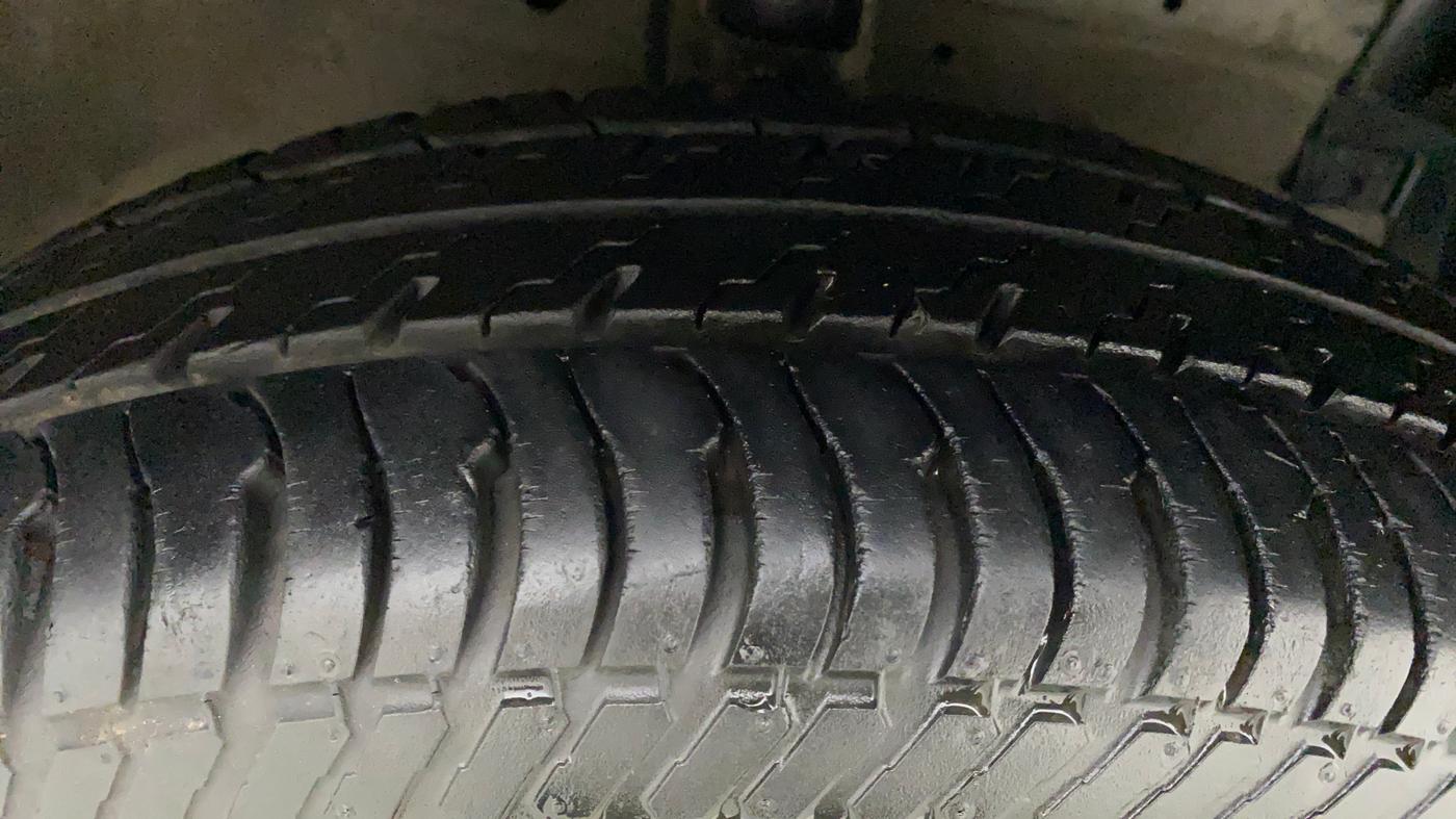 2013 Maruti Swift Dzire LXI, Petrol, Manual, 19,559 km, Right Front Tyre Tread