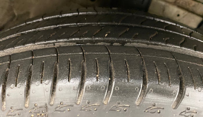 2012 Maruti Swift LXI, Petrol, Manual, 70,423 km, Right Front Tyre Tread