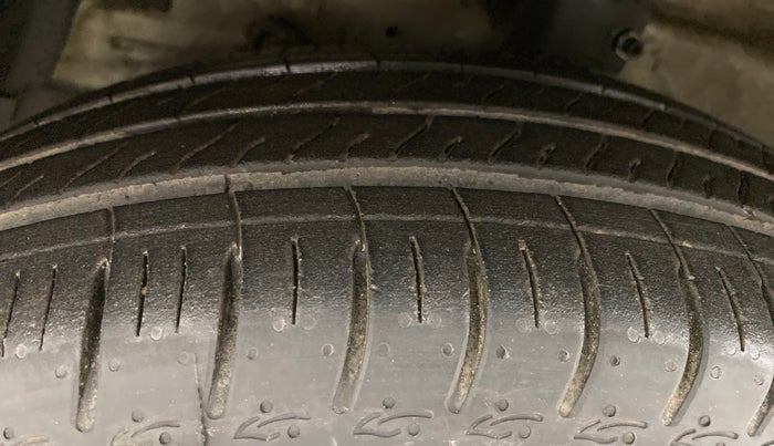2012 Maruti Swift LXI, Petrol, Manual, 70,423 km, Left Front Tyre Tread