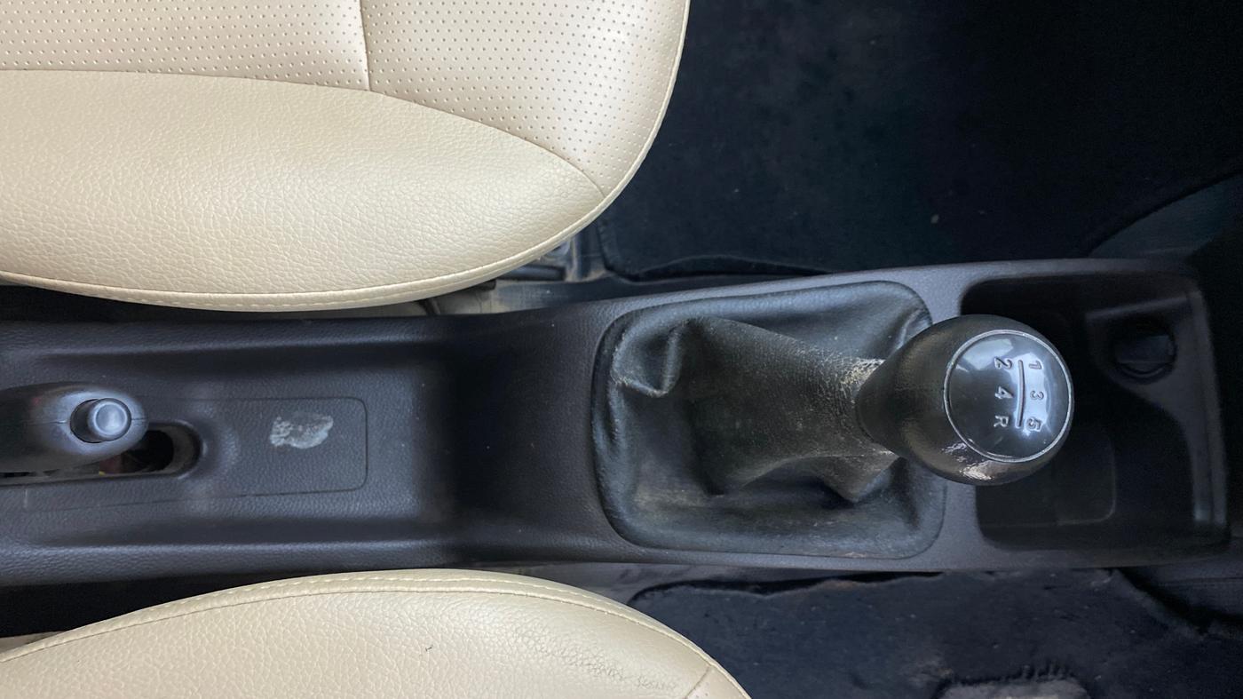 2017 Hyundai Eon ERA +, Petrol, Manual, 75,084 km, Gear Lever
