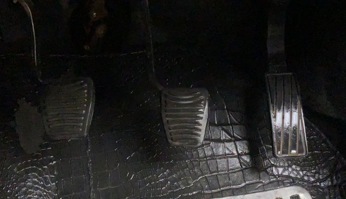 2017 Mahindra Kuv100 K2 6 STR, Petrol, Manual, 50,444 km, Pedals