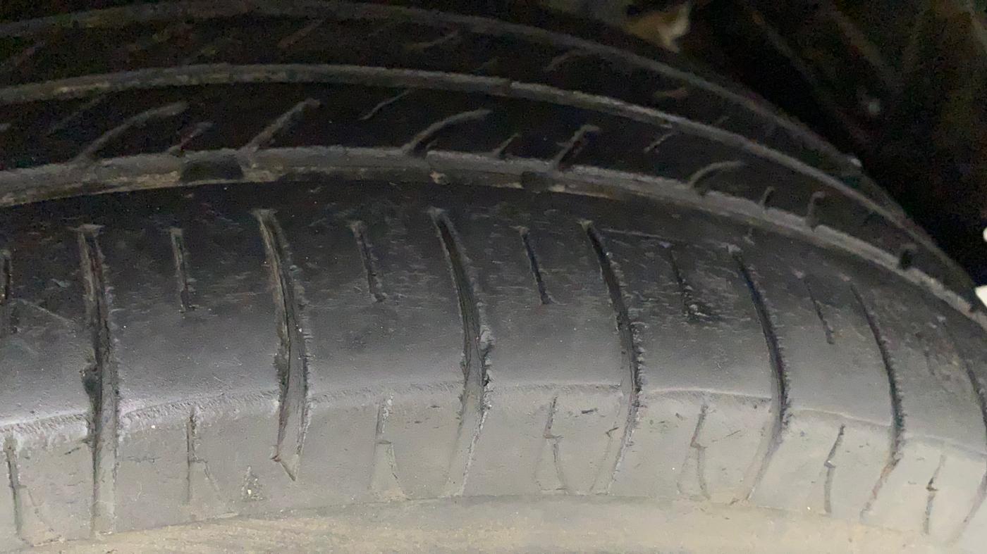 2017 Mahindra Kuv100 K2 6 STR, Petrol, Manual, 50,444 km, Right Front Tyre Tread