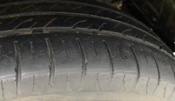 2017 Mahindra Kuv100 K2 6 STR, Petrol, Manual, 50,444 km, Right Front Tyre Tread