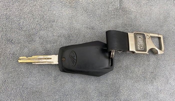 2017 Mahindra Kuv100 K2 6 STR, Petrol, Manual, 50,444 km, Key Close Up