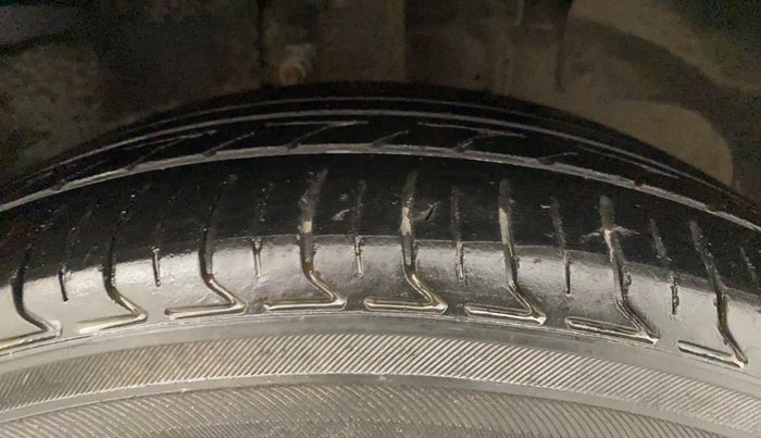 2013 Ford Figo ZXI 1.2 PETROL, Petrol, Manual, 96,606 km, Right Front Tyre Tread