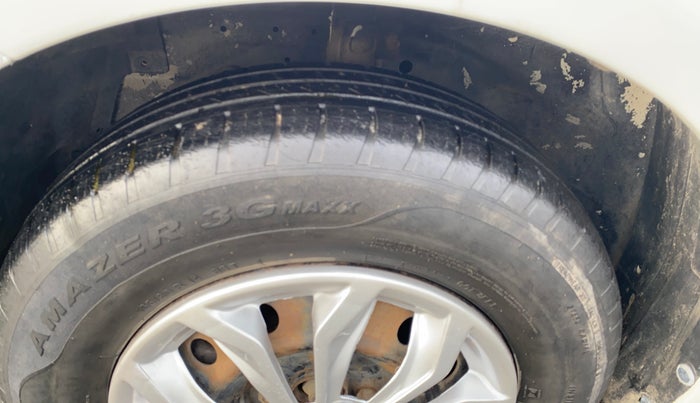 2015 Maruti Swift VXI, Petrol, Manual, 65,032 km, Left Front Tyre Tread
