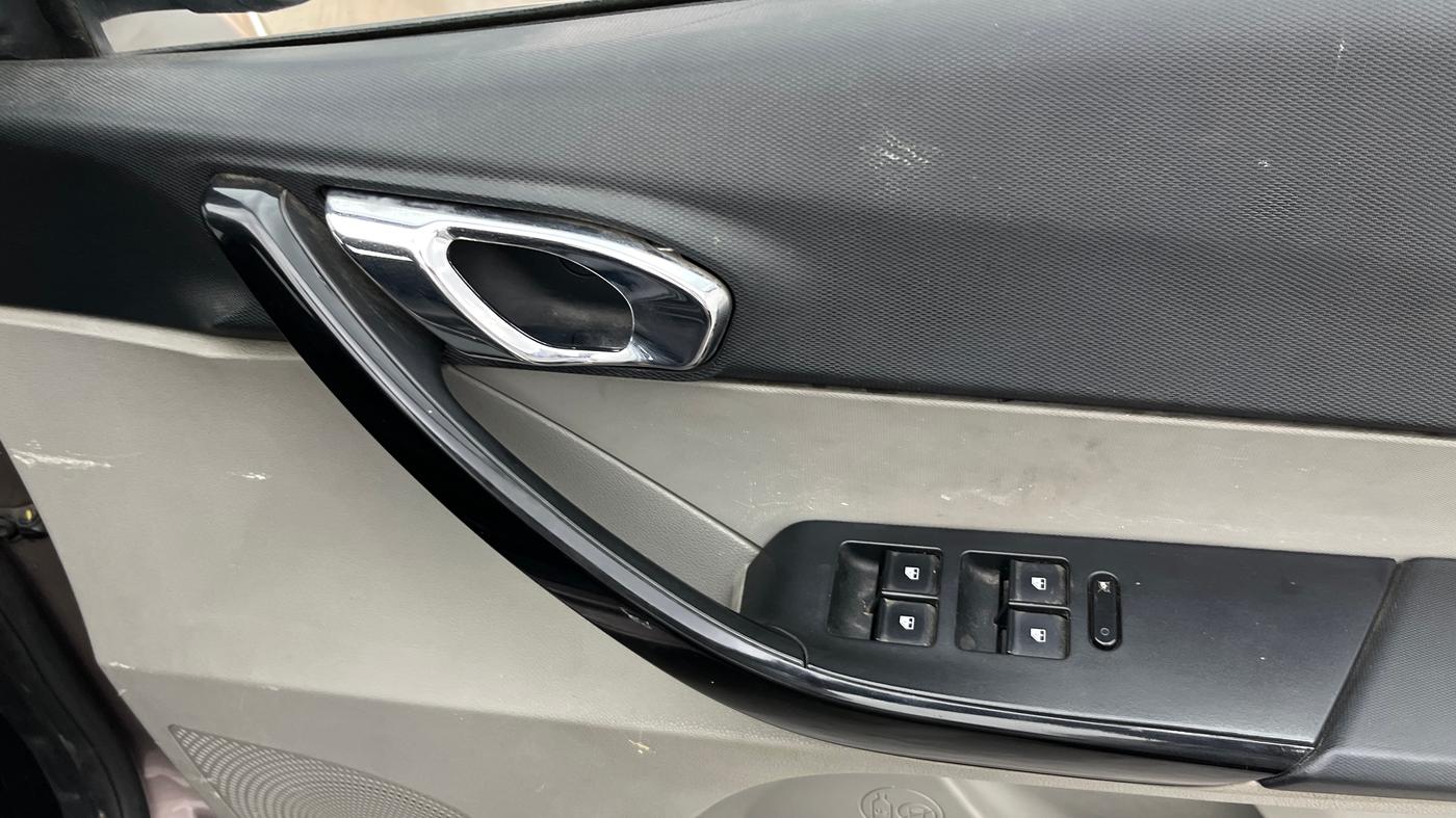 2017 Tata Tiago XZ DIESEL, Diesel, Manual, 93,439 km, Driver Side Door Panels Control
