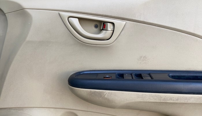 2017 Honda Amaze 1.2L I-VTEC E, Petrol, Manual, 1,25,022 km, Driver Side Door Panels Control