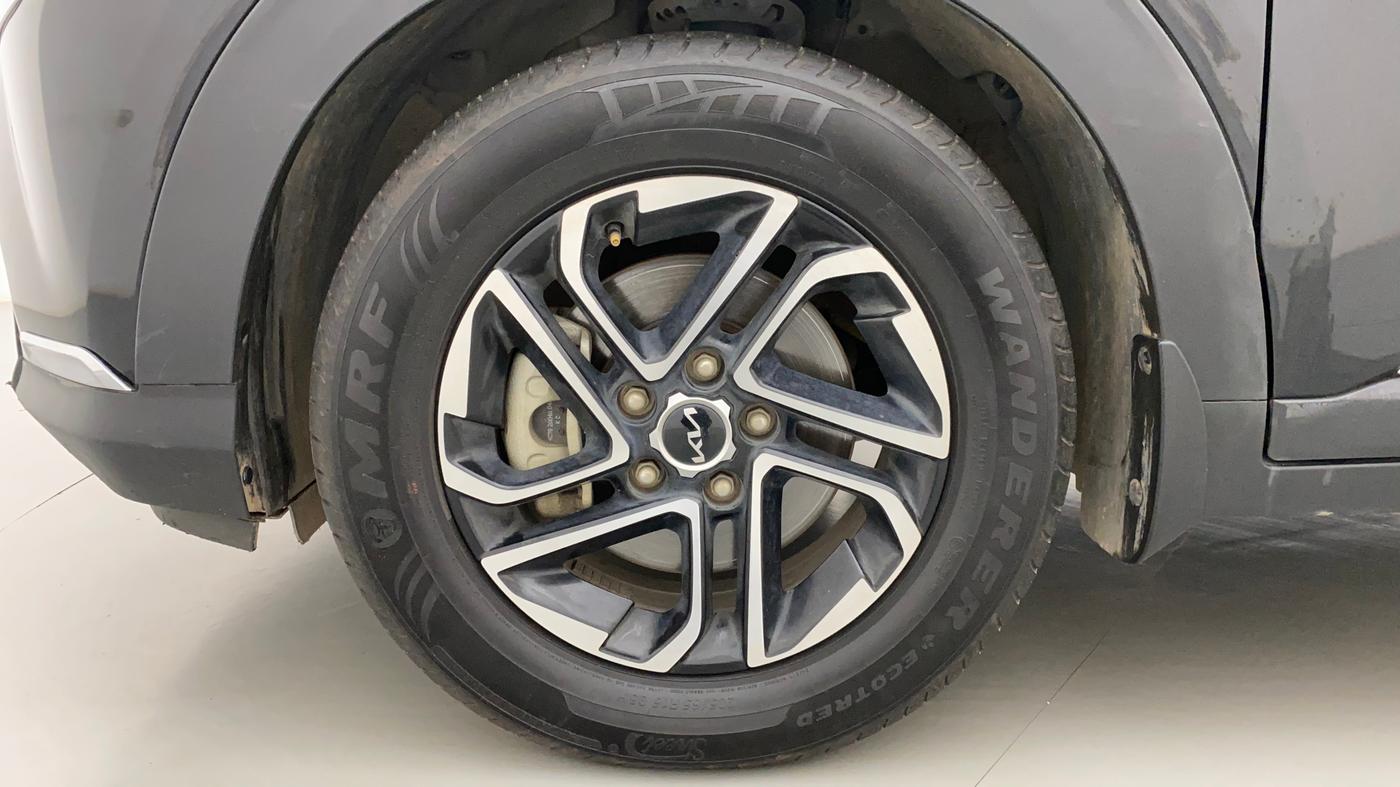 2022 KIA CARENS LUXURY PLUS 1.4 PETROL DCT 6 STR, Petrol, Automatic, 11,211 km, Left Front Wheel
