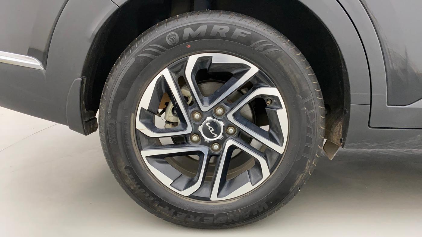 2022 KIA CARENS LUXURY PLUS 1.4 PETROL DCT 6 STR, Petrol, Automatic, 11,211 km, Right Rear Wheel