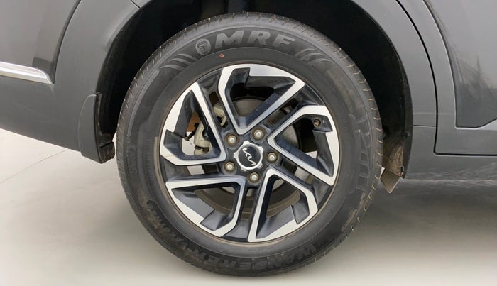 2022 KIA CARENS LUXURY PLUS 1.4 PETROL DCT 6 STR, Petrol, Automatic, 11,211 km, Right Rear Wheel