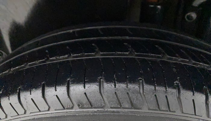2015 Maruti Swift VXI, Petrol, Manual, 1,16,985 km, Left Rear Tyre Tread