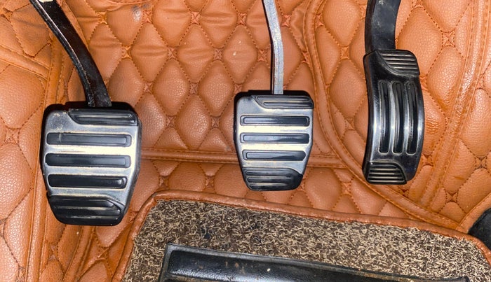 2018 Mahindra XUV500 W11(O), Diesel, Manual, 87,270 km, Pedals