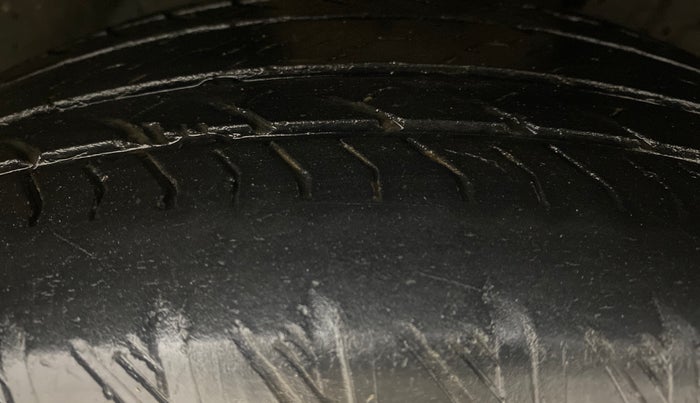 2018 Mahindra XUV500 W11(O), Diesel, Manual, 87,270 km, Right Front Tyre Tread