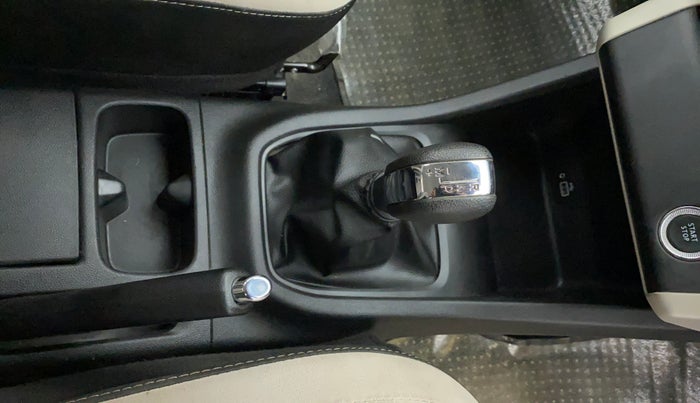 2021 Renault TRIBER RXZ AMT DUAL TONE, Petrol, Automatic, 26,313 km, Gear Lever