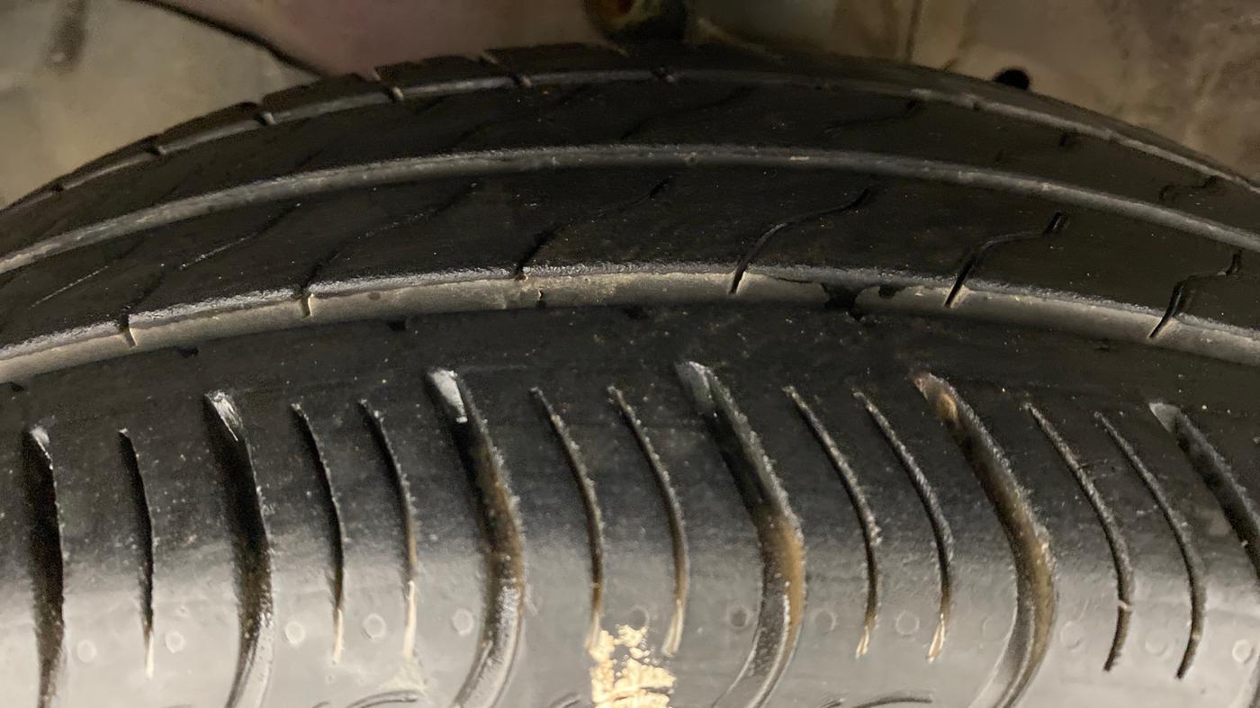 2018 Honda Amaze 1.2 V CVT I VTEC, Petrol, Automatic, 10,188 km, Left Front Tyre Tread